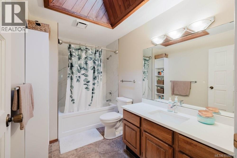 2763 Arbutus Rd, Saanich, British Columbia  V8N 5X8 - Photo 47 - 1039879