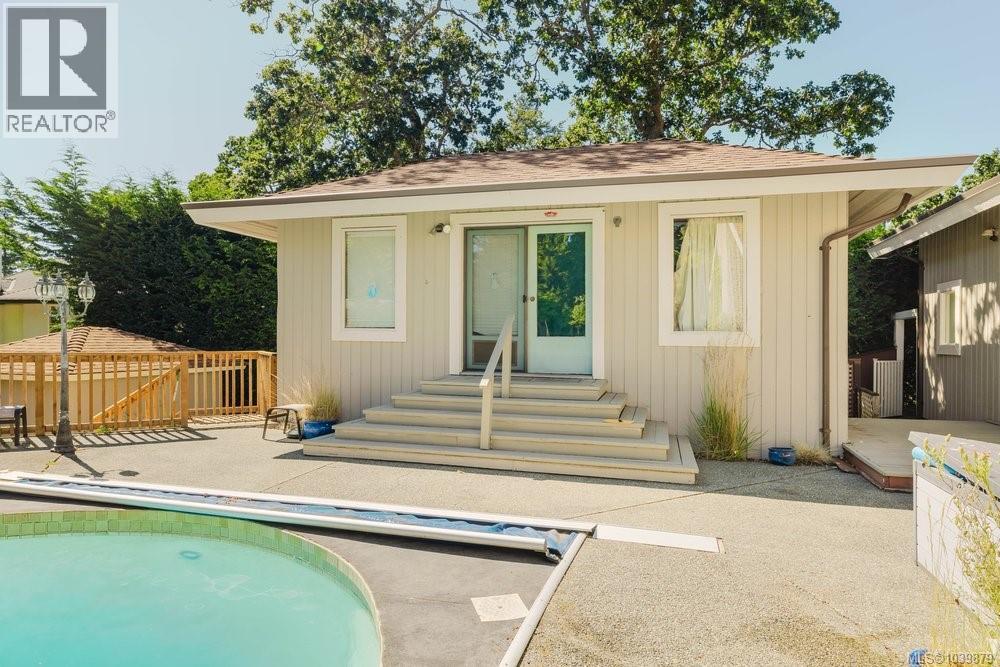 2763 Arbutus Rd, Saanich, British Columbia  V8N 5X8 - Photo 48 - 1039879