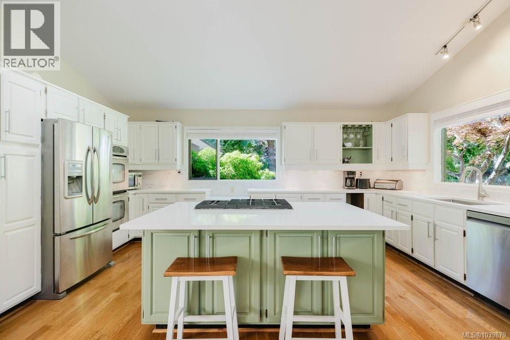 2763 Arbutus Rd, Saanich, British Columbia  V8N 5X8 - Photo 5 - 1039879