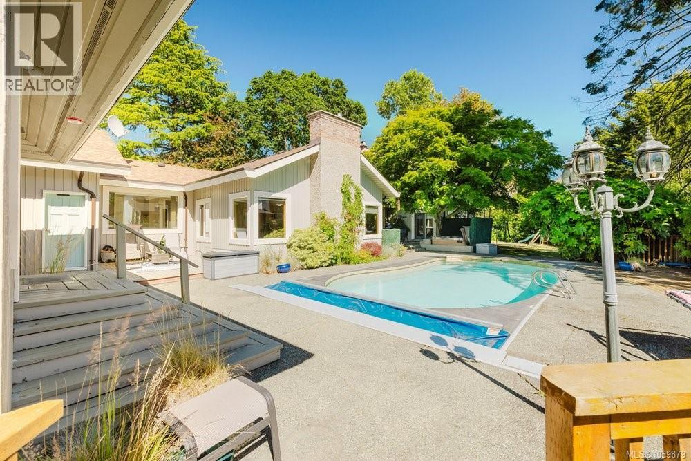 2763 Arbutus Rd, Saanich, British Columbia  V8N 5X8 - Photo 52 - 1039879