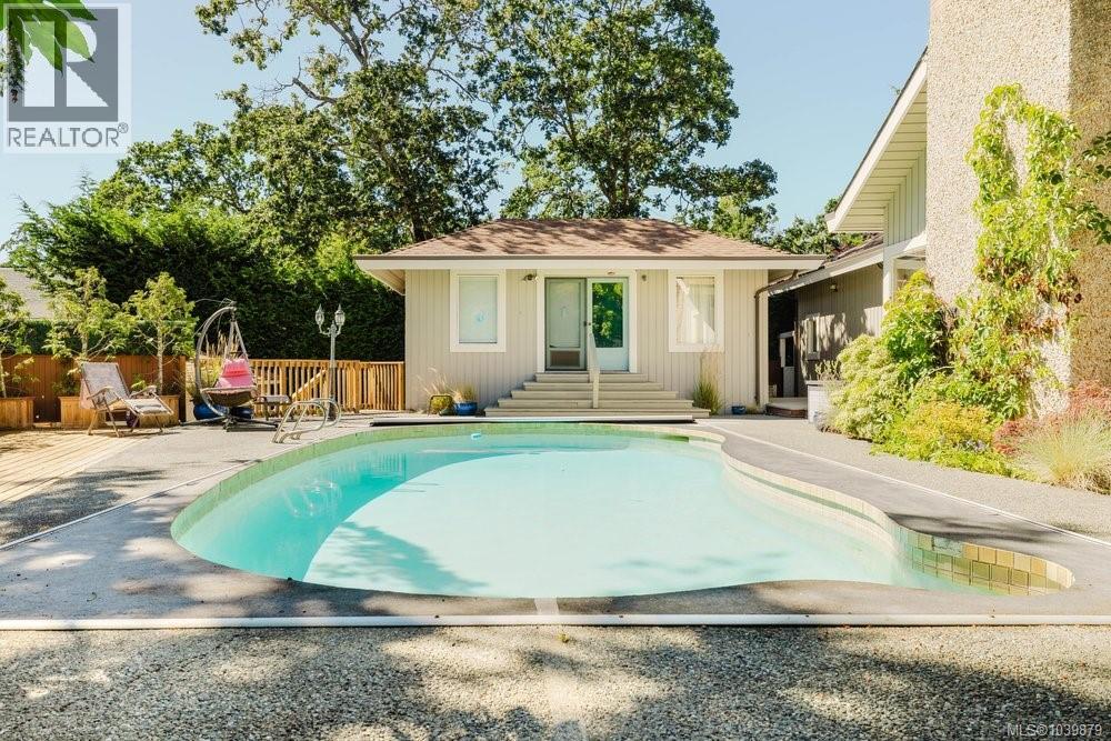 2763 Arbutus Rd, Saanich, British Columbia  V8N 5X8 - Photo 53 - 1039879