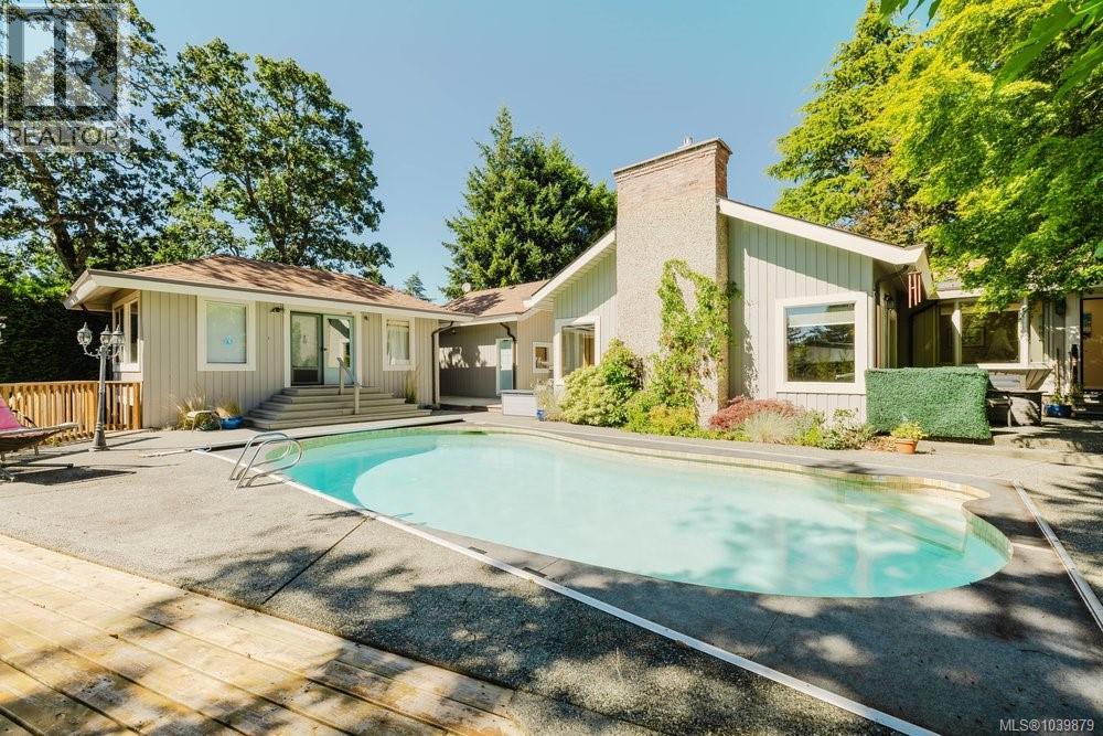 2763 Arbutus Rd, Saanich, British Columbia  V8N 5X8 - Photo 54 - 1039879