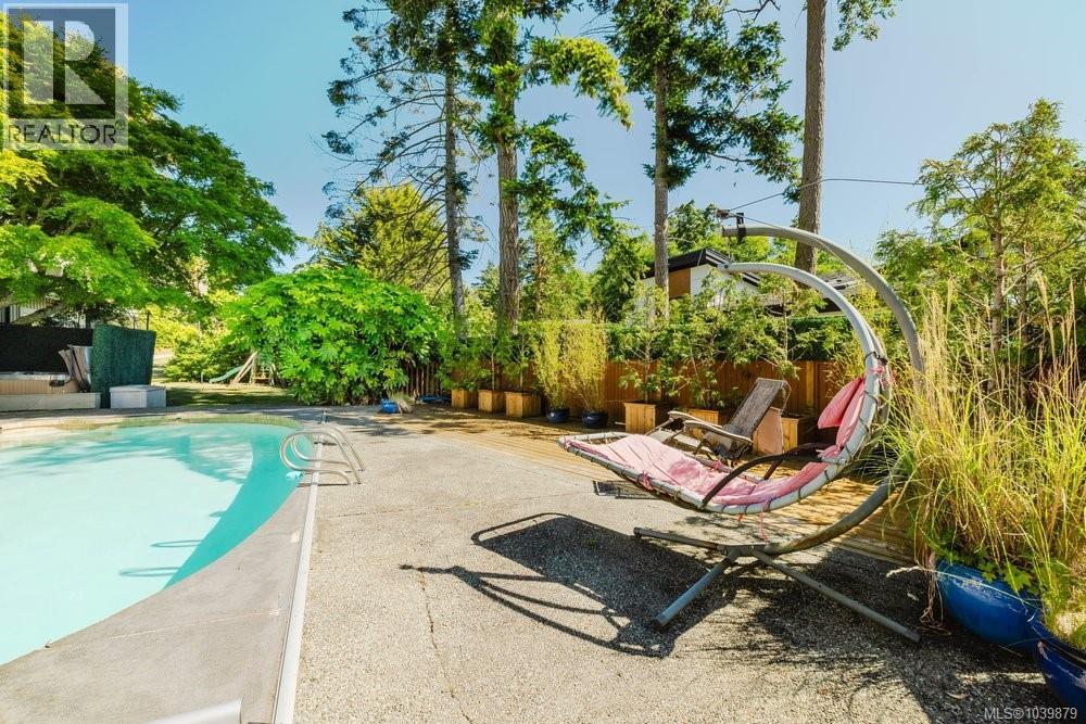 2763 Arbutus Rd, Saanich, British Columbia  V8N 5X8 - Photo 55 - 1039879
