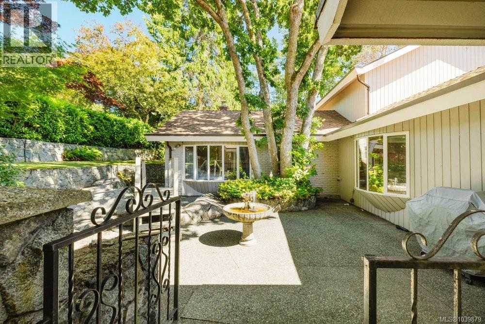 2763 Arbutus Rd, Saanich, British Columbia  V8N 5X8 - Photo 62 - 1039879
