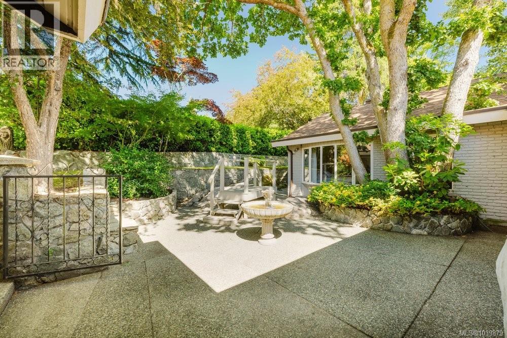 2763 Arbutus Rd, Saanich, British Columbia  V8N 5X8 - Photo 63 - 1039879