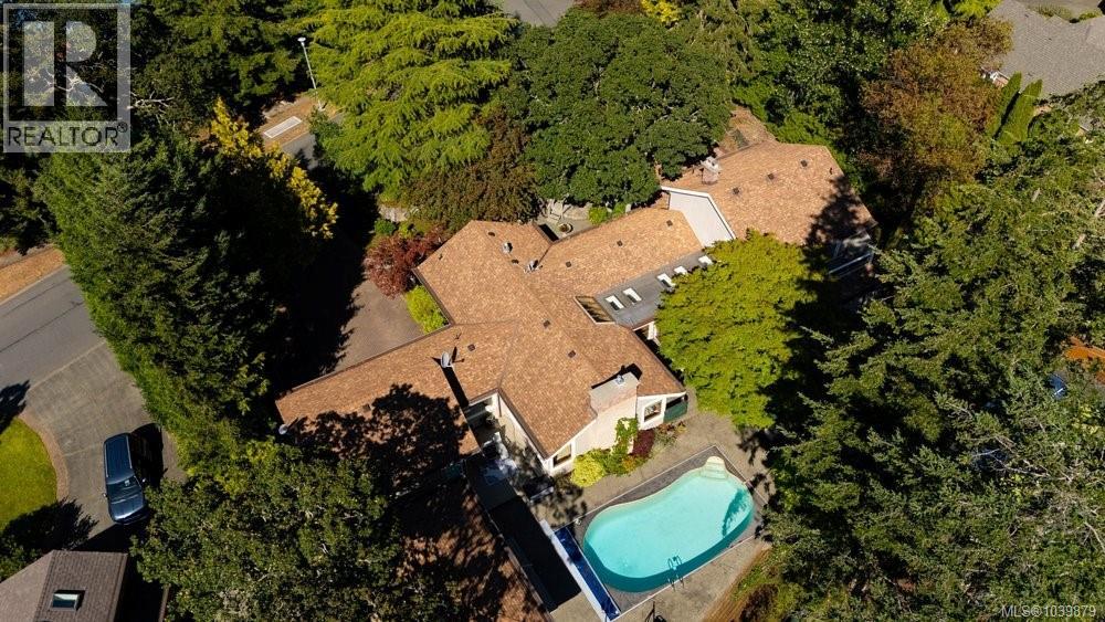 2763 Arbutus Rd, Saanich, British Columbia  V8N 5X8 - Photo 64 - 1039879