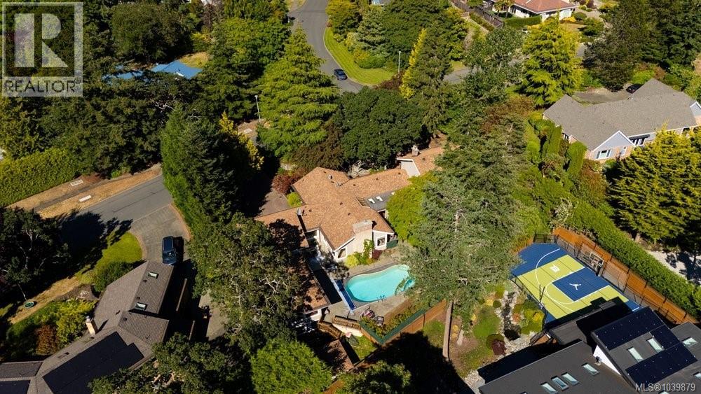 2763 Arbutus Rd, Saanich, British Columbia  V8N 5X8 - Photo 65 - 1039879