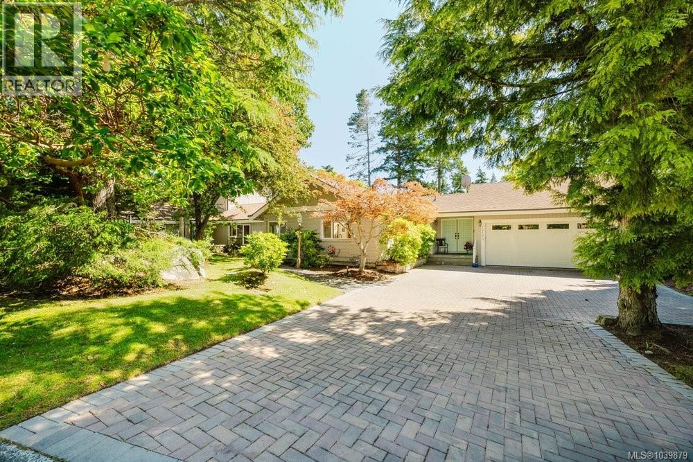 2763 Arbutus Rd, Saanich, British Columbia  V8N 5X8 - Photo 68 - 1039879