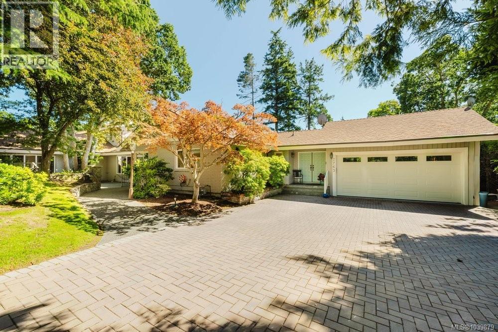 2763 Arbutus Rd, Saanich, British Columbia  V8N 5X8 - Photo 69 - 1039879