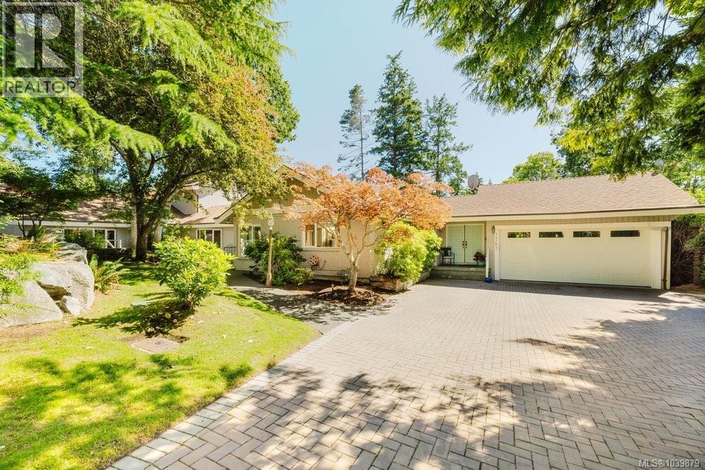 2763 Arbutus Rd, Saanich, British Columbia  V8N 5X8 - Photo 70 - 1039879
