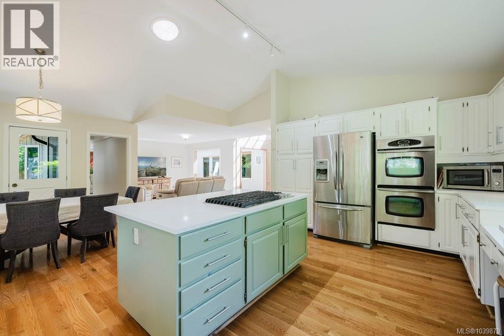 2763 Arbutus Rd, Saanich, British Columbia  V8N 5X8 - Photo 8 - 1039879