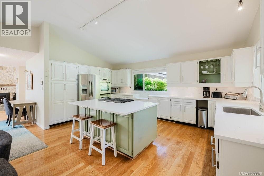 2763 Arbutus Rd, Saanich, British Columbia  V8N 5X8 - Photo 9 - 1039879