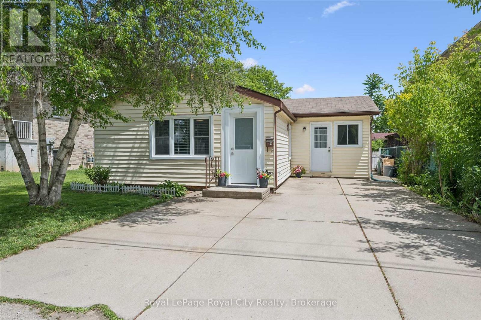 10 MACVILLE AVENUE, Kitchener, Ontario