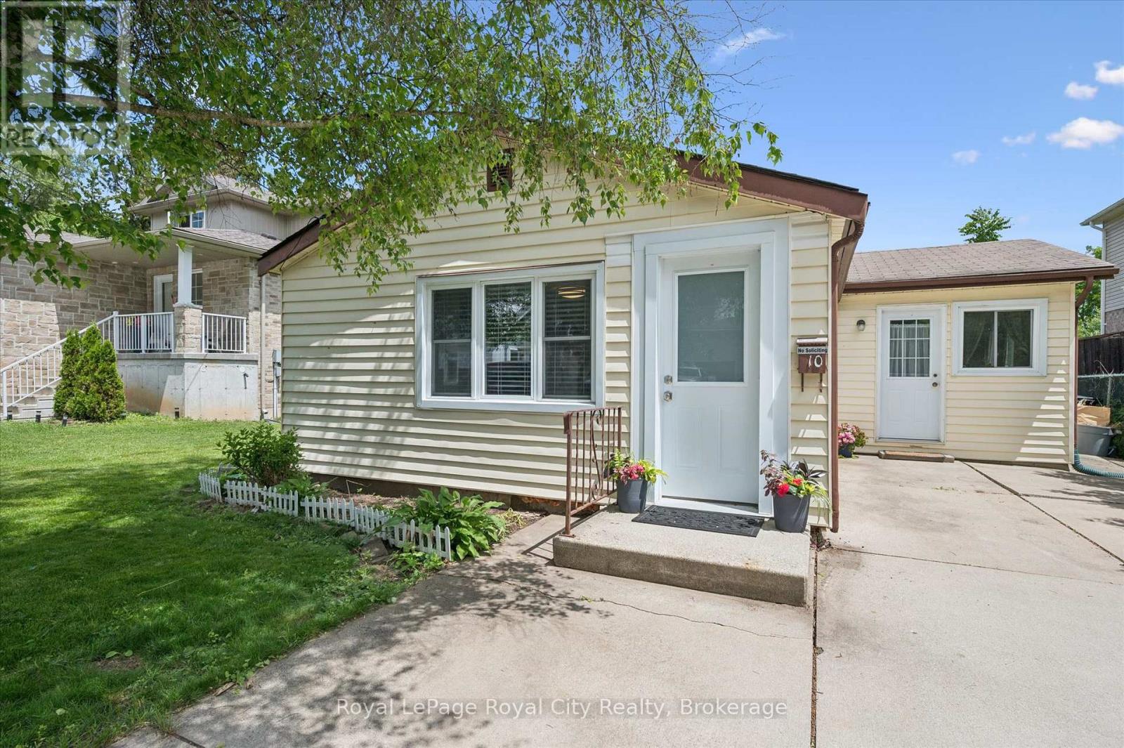 10 Macville Avenue, Kitchener, Ontario  N2K 1T1 - Photo 3 - X13488616