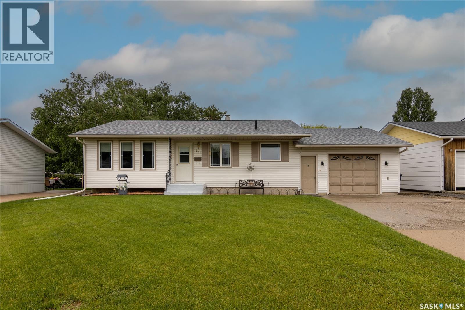 507 Dennis Street, Esterhazy, Saskatchewan  S0A 0X0 - Photo 2 - SK040669