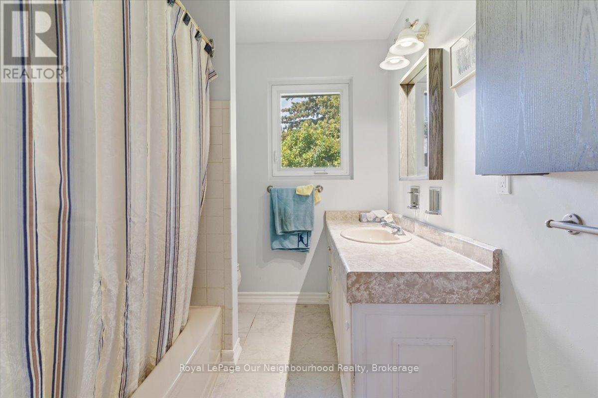 16 Tweedrock Crescent, Toronto, Ontario  M1E 4L5 - Photo 8 - E13487820