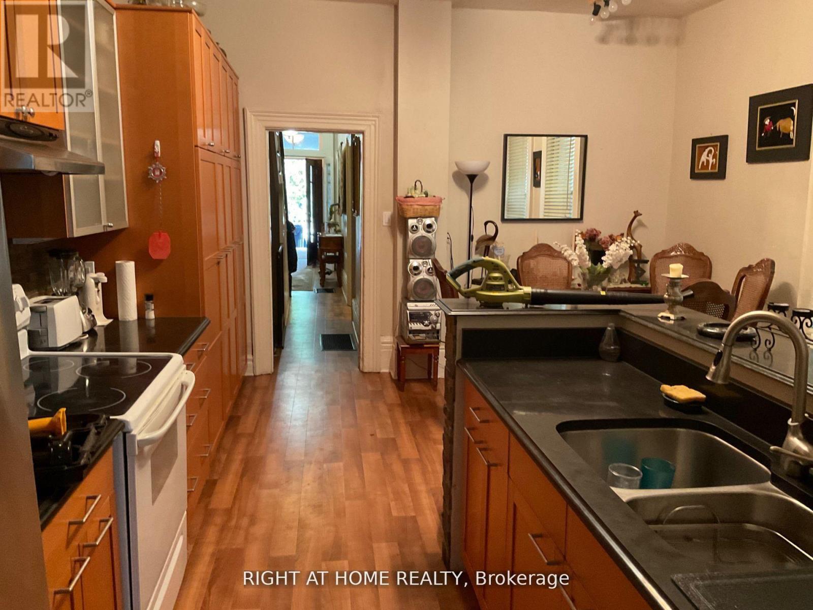 ROOM D - 223 BEVERLEY STREET, Toronto, Ontario