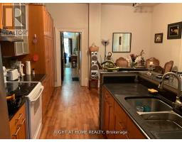 ROOM D - 223 BEVERLEY STREET, Toronto, Ontario