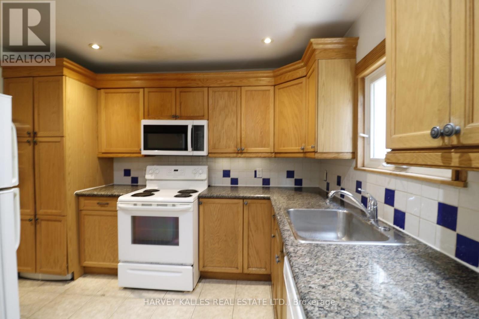 Main - 6 Poplar Plains Crescent, Toronto, Ontario  M4V 1E8 - Photo 8 - C13489014