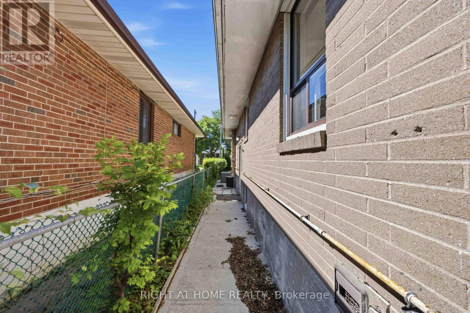 1 Mozart Avenue, Toronto, Ontario  M1K 2V8 - Photo 38 - E13488284