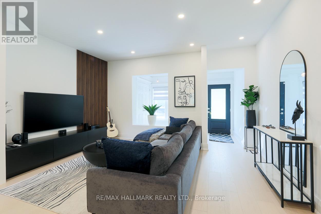 35 Dingwall Avenue, Toronto, Ontario  M4J 1C4 - Photo 4 - E13488392