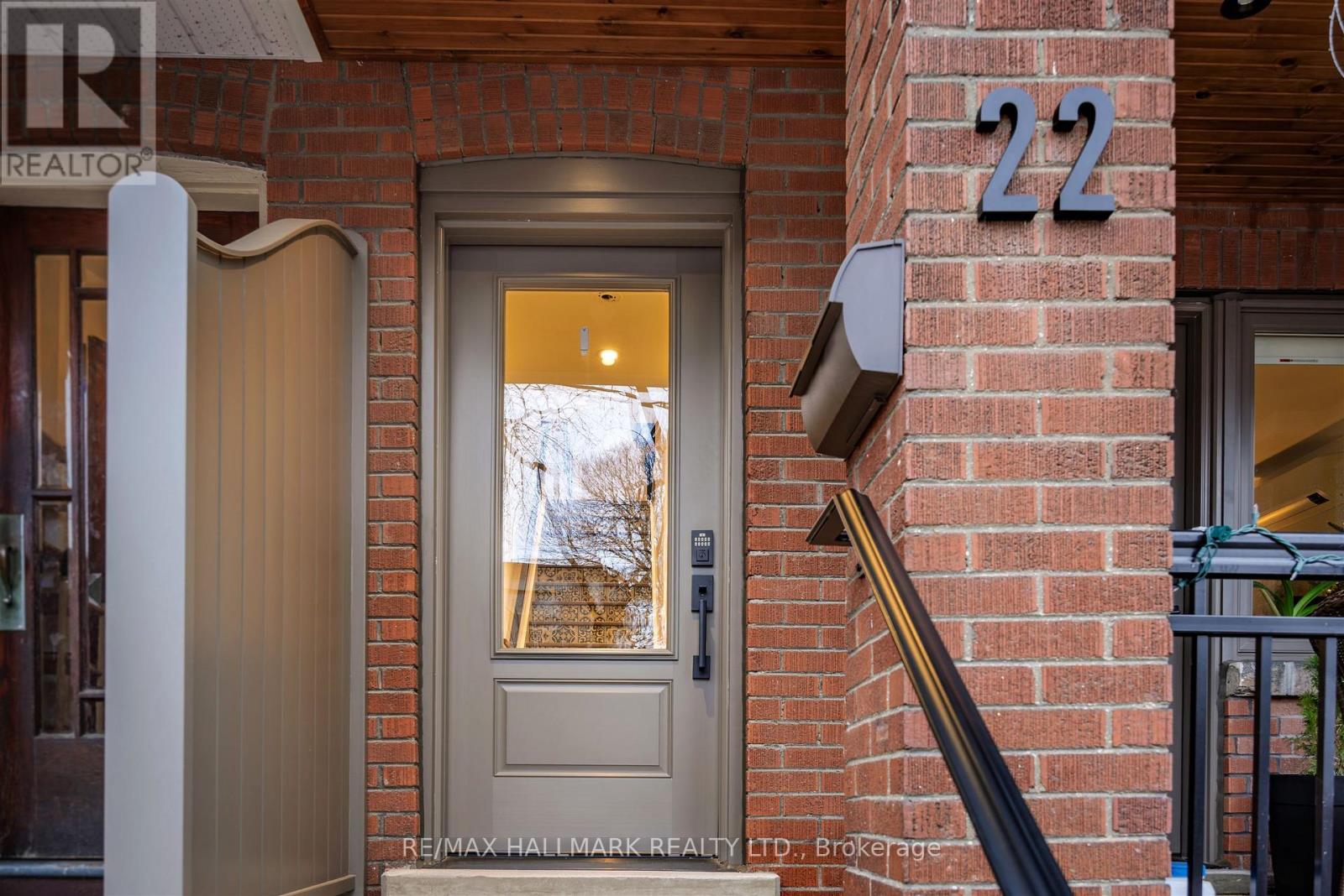 201 - 22 Glen Manor Drive, Toronto, Ontario  M4E 2X2 - Photo 4 - E13488424