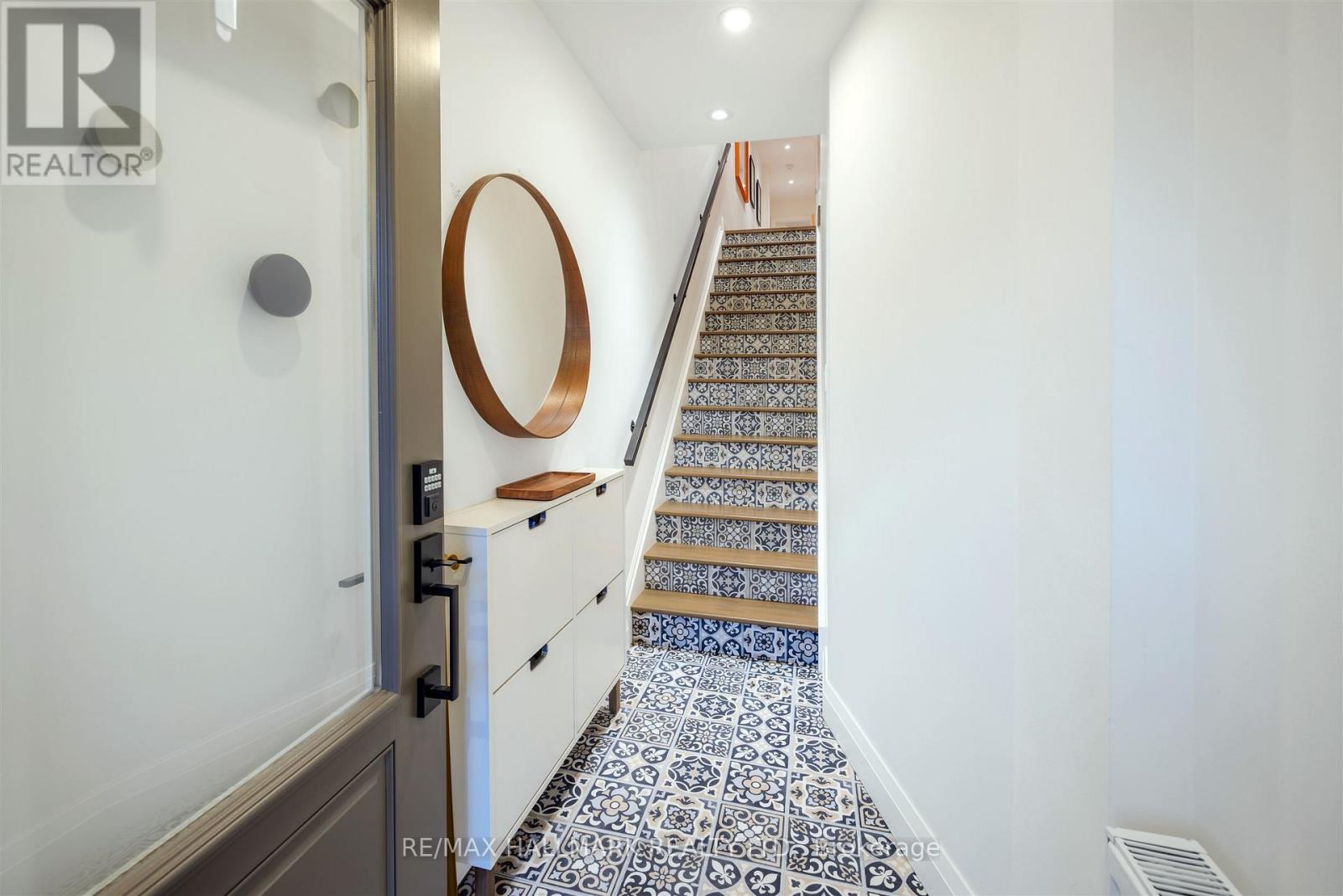 201 - 22 Glen Manor Drive, Toronto, Ontario  M4E 2X2 - Photo 5 - E13488424