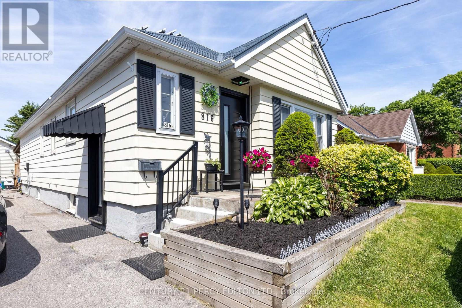 816 SIMCOE STREET N, Oshawa, Ontario
