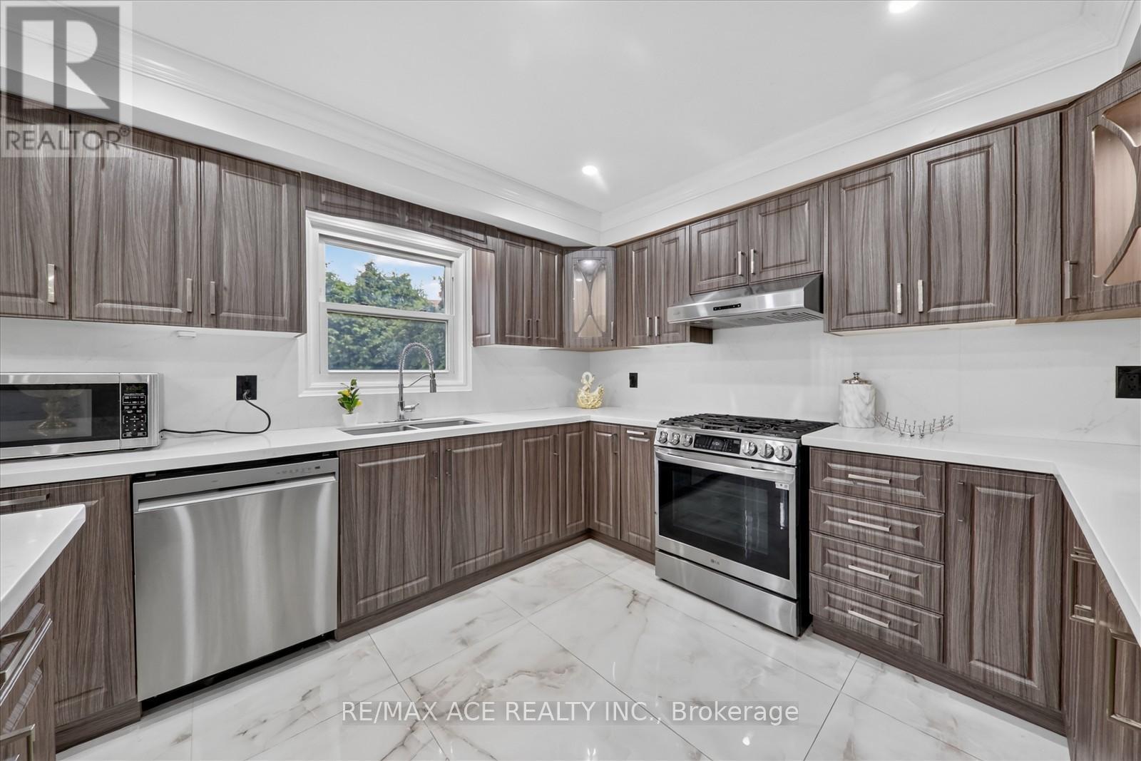 4 Beaumont Drive, Ajax, Ontario  L1T 1R9 - Photo 16 - E13488708