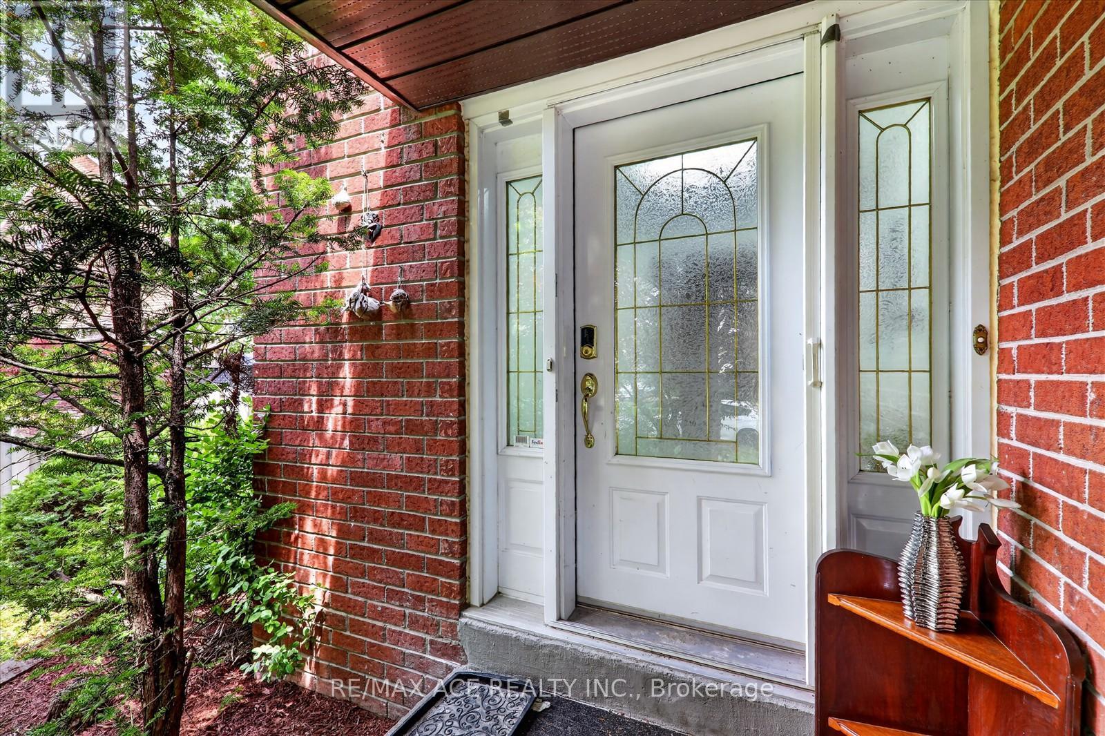 4 Beaumont Drive, Ajax, Ontario  L1T 1R9 - Photo 3 - E13488708
