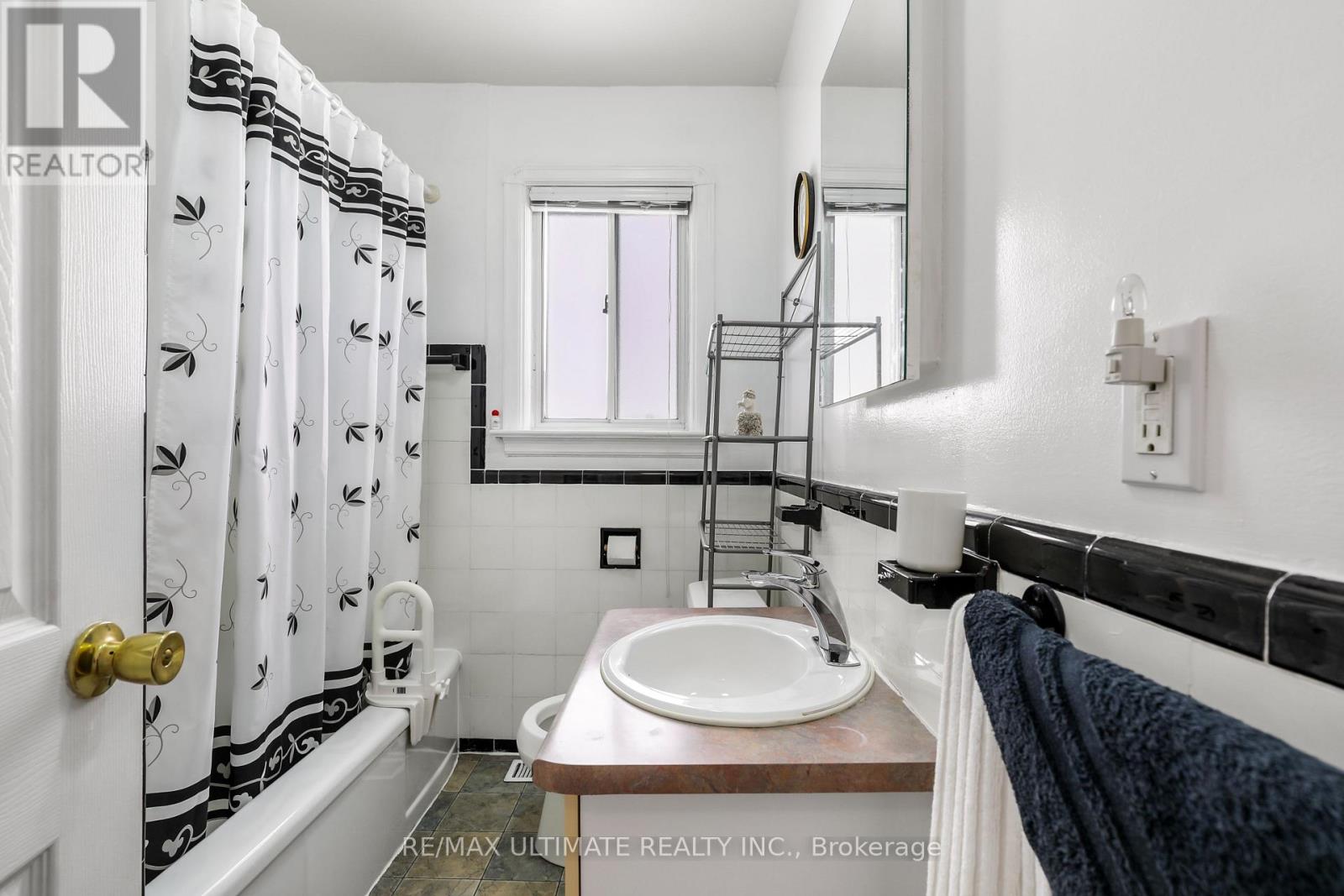 34 Doris Drive, Toronto, Ontario  M4B 3C8 - Photo 12 - E13489236