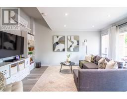 60 SPRINGFAIR AVENUE, Aurora, Ontario