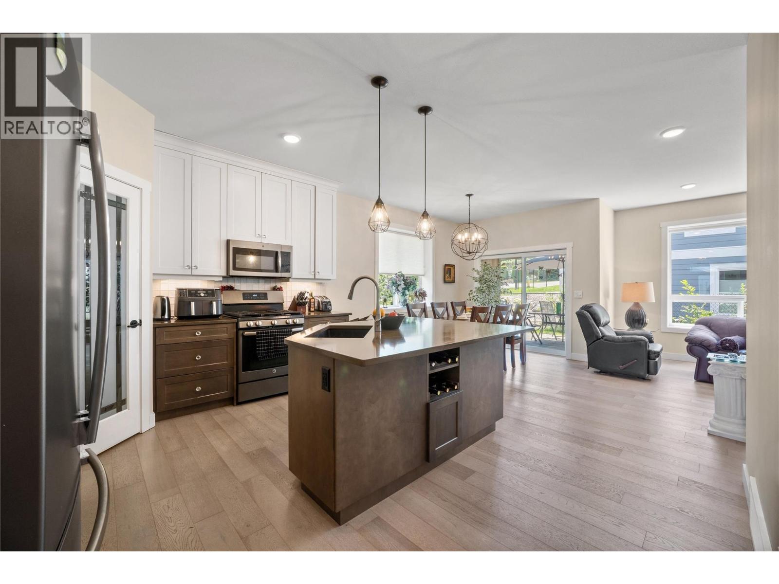 1791 10 Street SW Unit# 2, Salmon Arm, British Columbia  V1E 0E9 - Photo 2 - 10392551