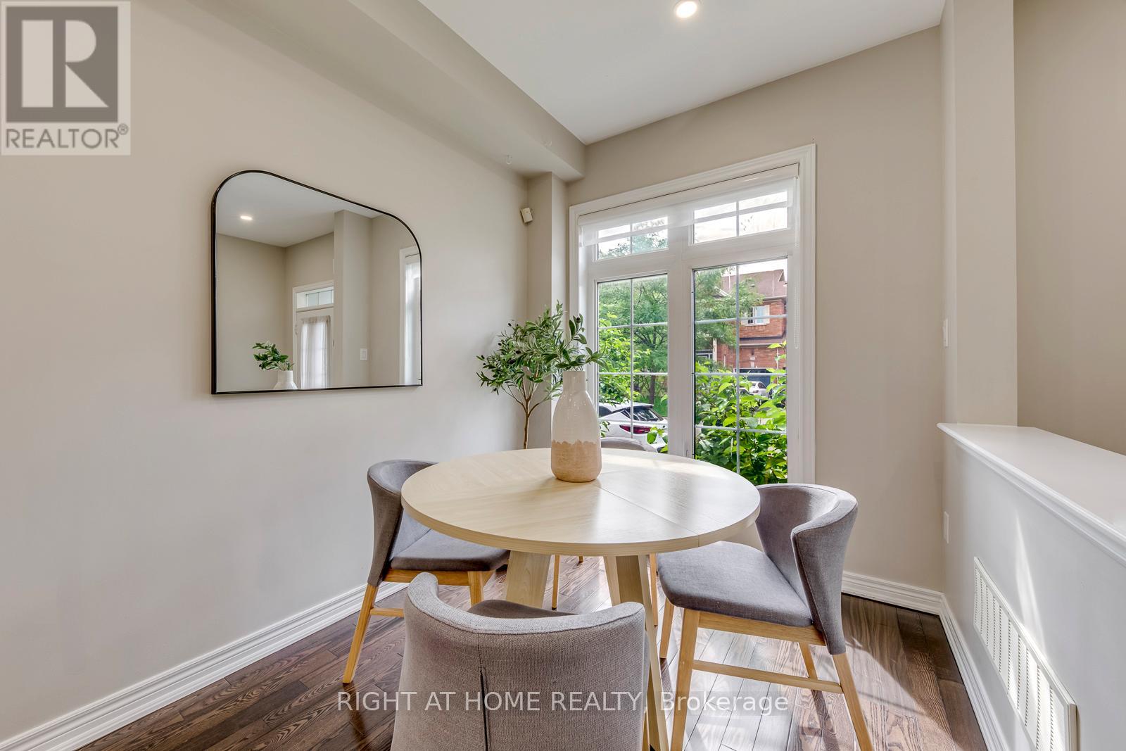 135 Holmes Crescent, Milton, Ontario  L9T 0V9 - Photo 4 - W13488138