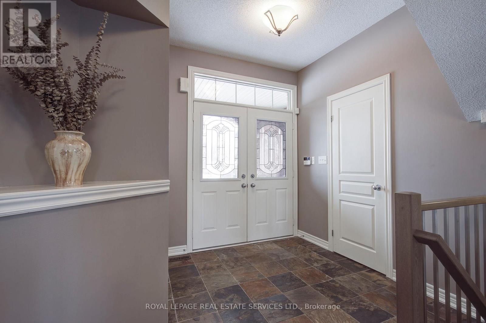 2275 Littondale Lane, Oakville, Ontario  L6M 0A6 - Photo 4 - W13488356