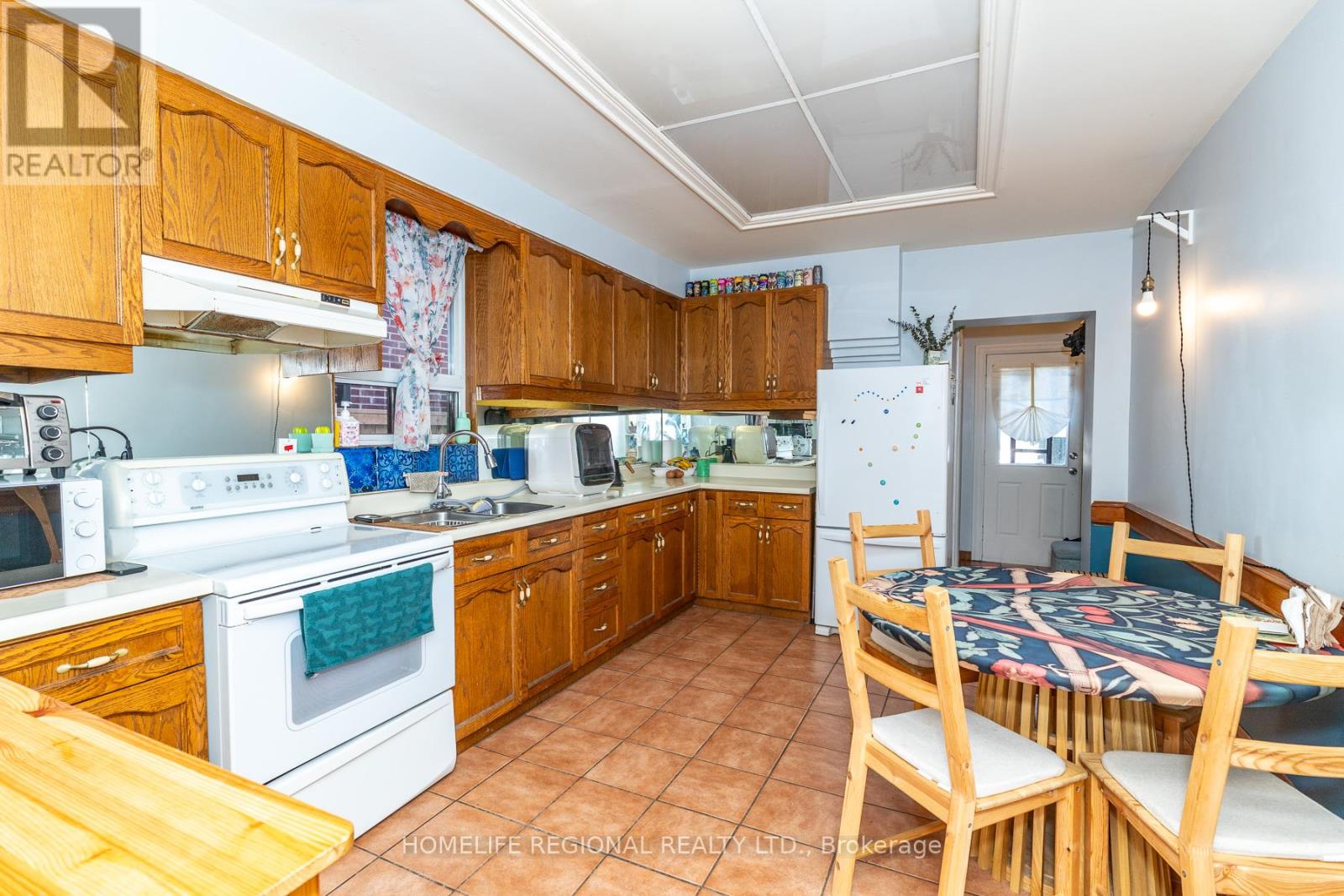 122 Emerson Avenue, Toronto, Ontario  M6H 3T1 - Photo 9 - W13488592