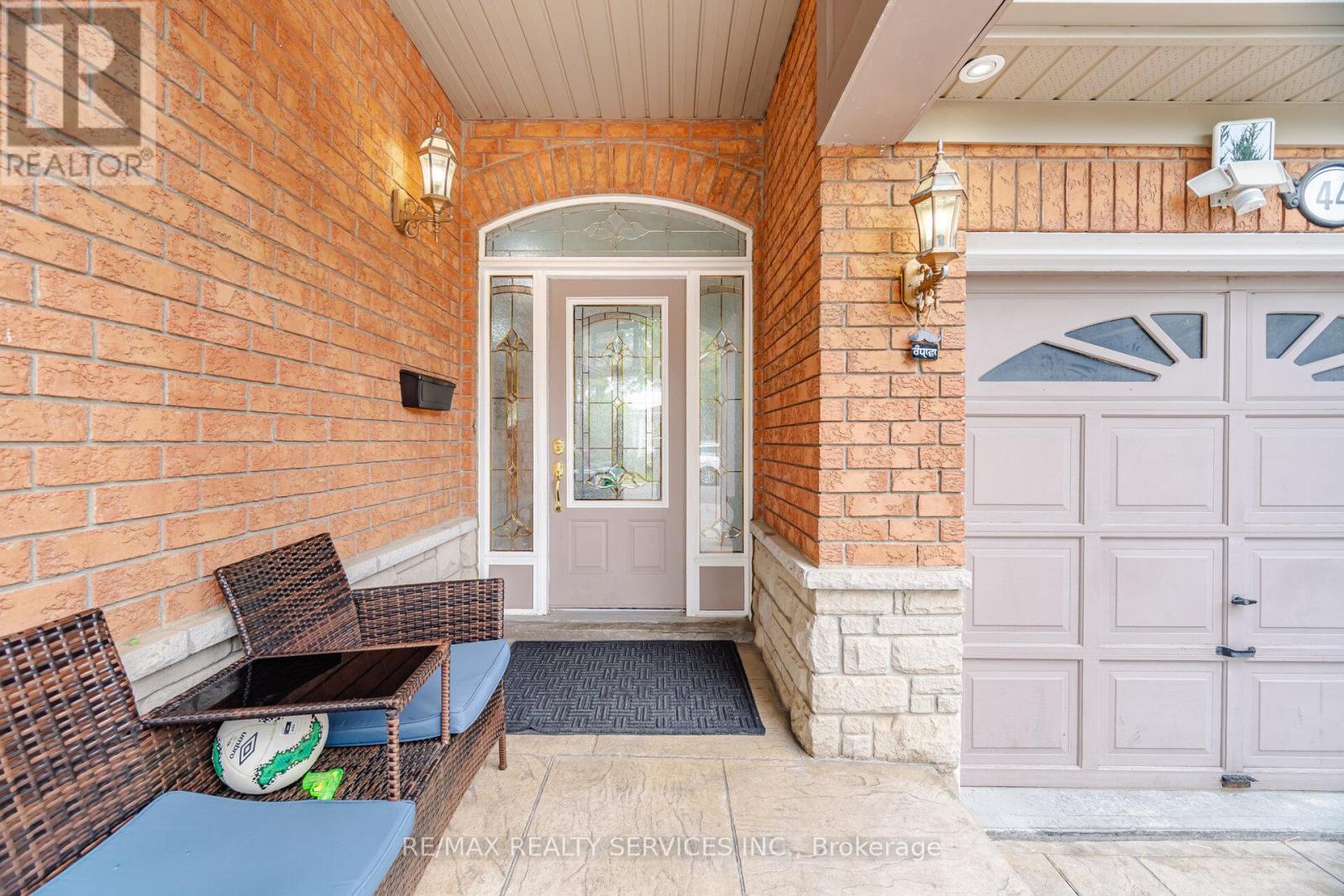 44 Brambirch Crescent, Brampton, Ontario  L7A 1V1 - Photo 3 - W13489472