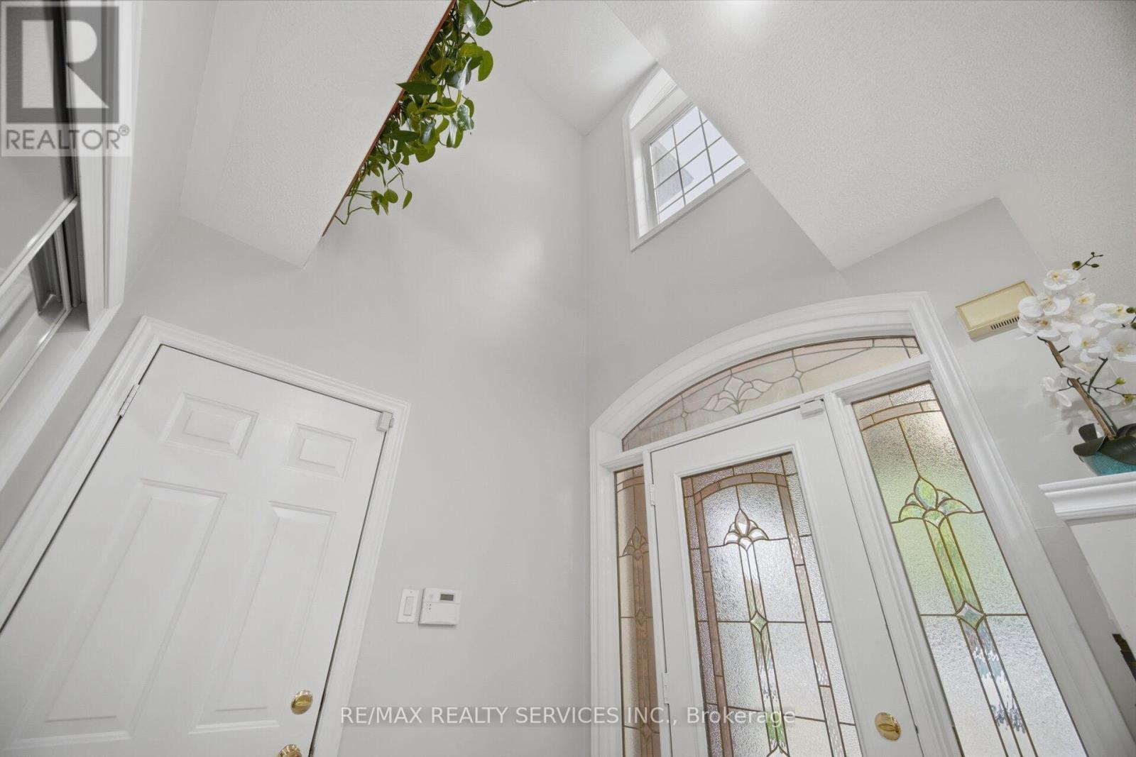 44 Brambirch Crescent, Brampton, Ontario  L7A 1V1 - Photo 4 - W13489472