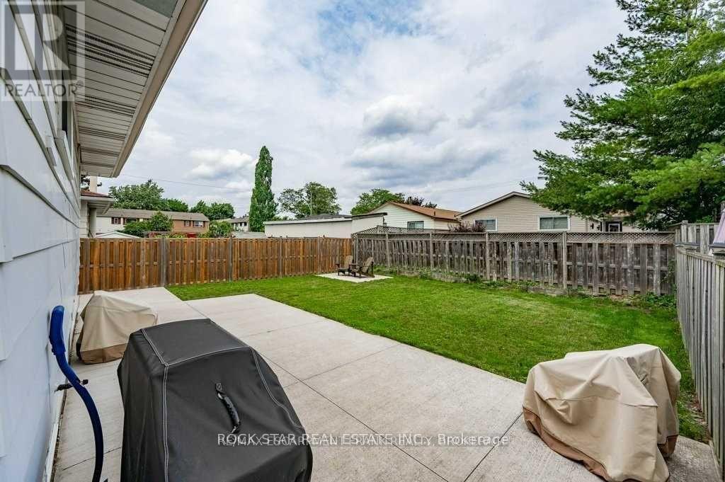 Upper - 11 Aterno Drive, Hamilton, Ontario  L9C 5S4 - Photo 15 - X13488892