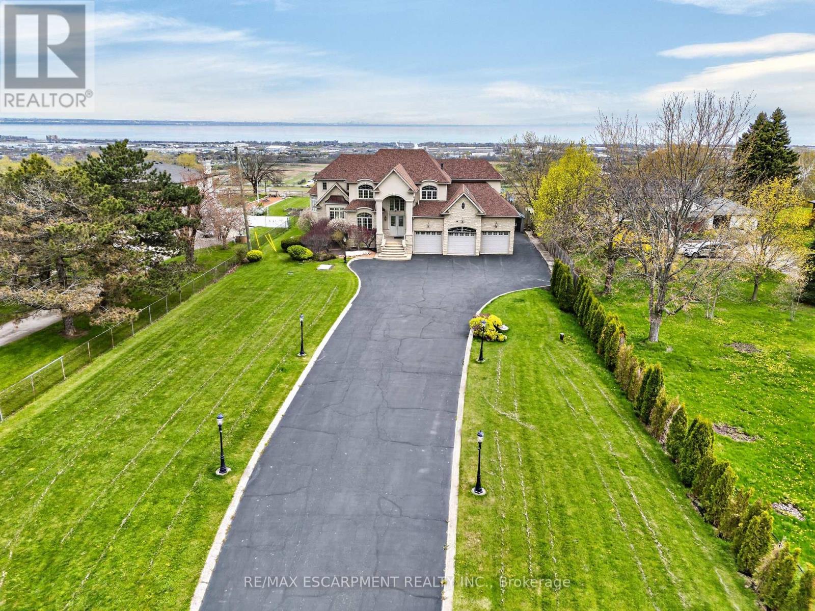 803 Ridge Road, Hamilton, Ontario  L8J 2Y3 - Photo 2 - X13489180