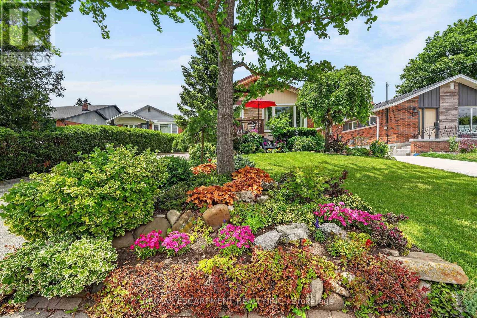 10 Helga Court, Hamilton, Ontario  L8V 3K2 - Photo 2 - X13489230