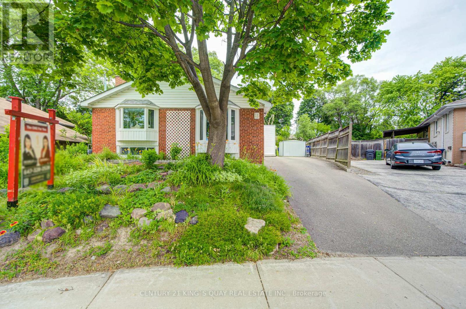 <div class="slider-price">$699,000</div><p>18 Benhur Crescent, Toronto, Ontario</p>