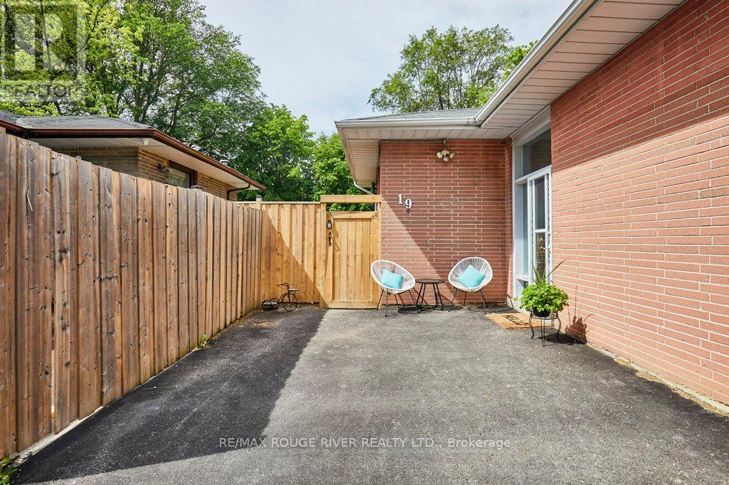 19 Thornbeck Drive, Toronto, Ontario  M1G 2J7 - Photo 3 - E13489844