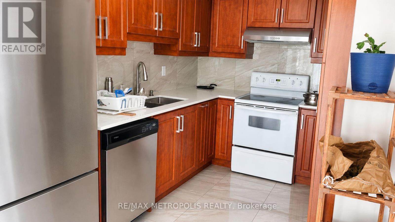 31 Goldenlight Circle, Brampton, Ontario  L6X 4N6 - Photo 4 - W13489614
