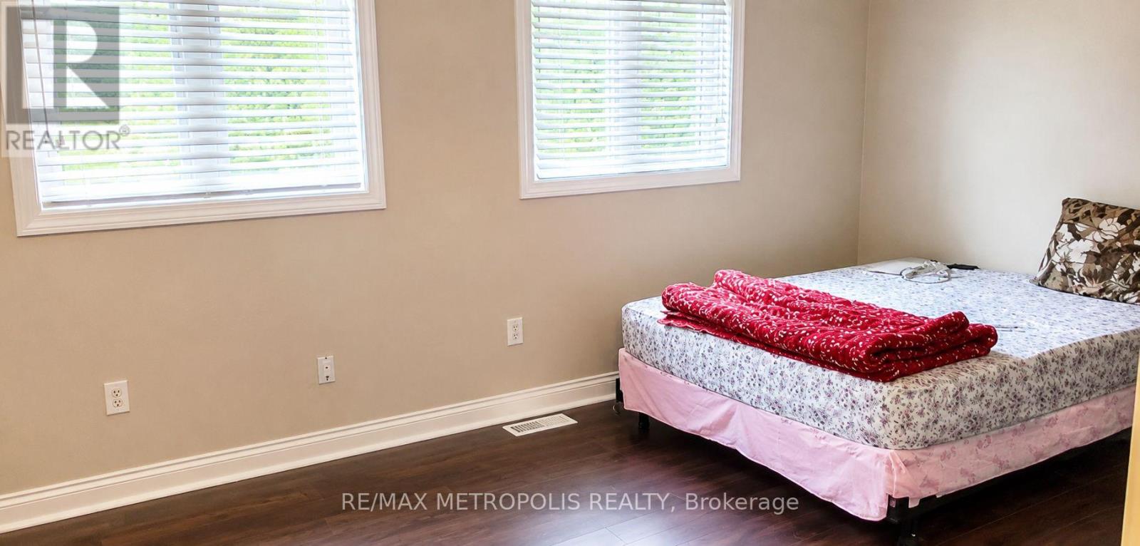 31 Goldenlight Circle, Brampton, Ontario  L6X 4N6 - Photo 5 - W13489614