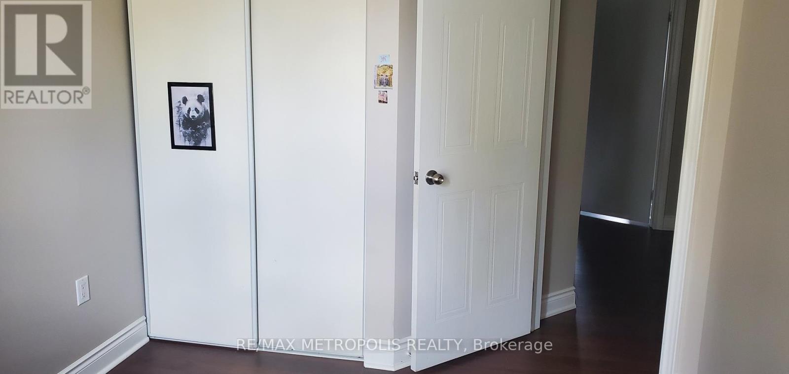 31 Goldenlight Circle, Brampton, Ontario  L6X 4N6 - Photo 8 - W13489614