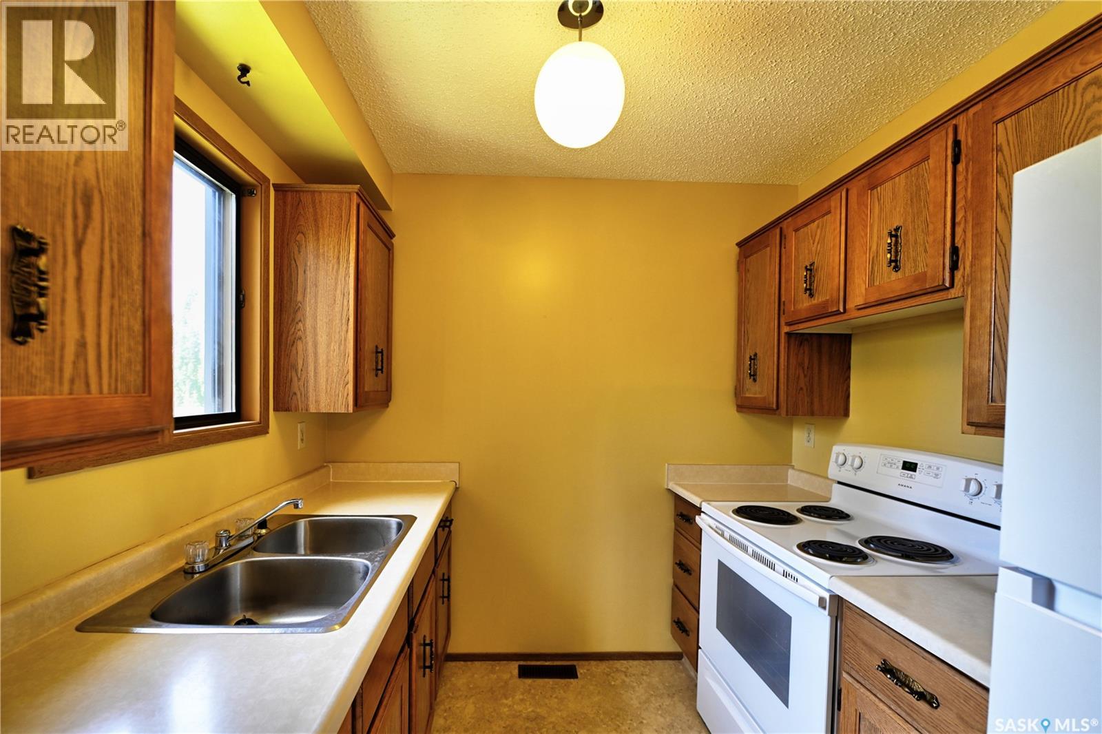 50 Robinson Crescent, Saskatoon, Saskatchewan  S7L 6N9 - Photo 2 - SK040600