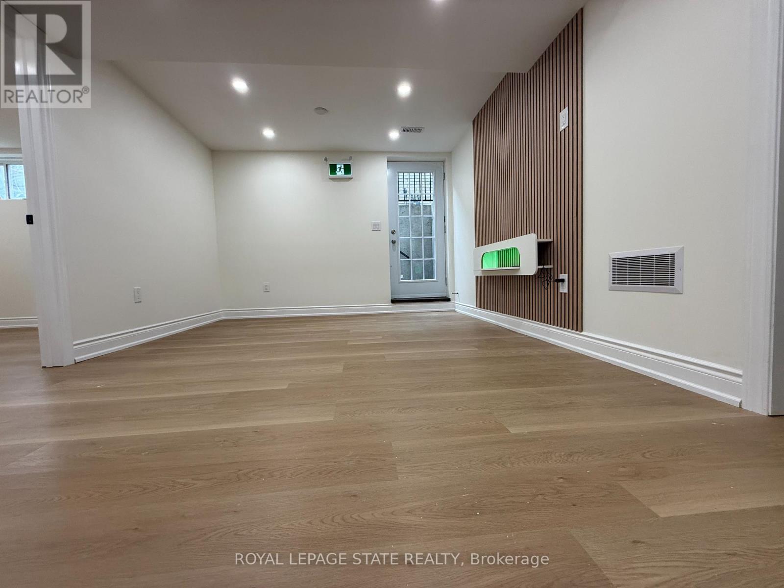Lower Unit - 4 Waterside Drive, Hamilton, Ontario  L8E 5T9 - Photo 3 - X13489576