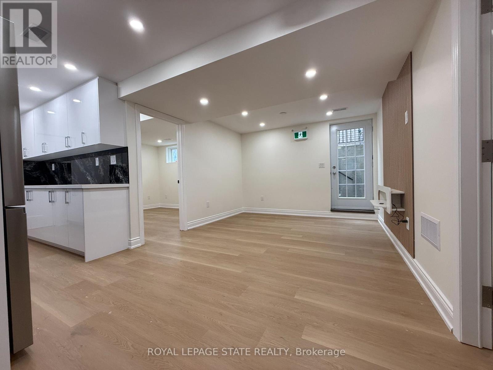 Lower Unit - 4 Waterside Drive, Hamilton, Ontario  L8E 5T9 - Photo 4 - X13489576