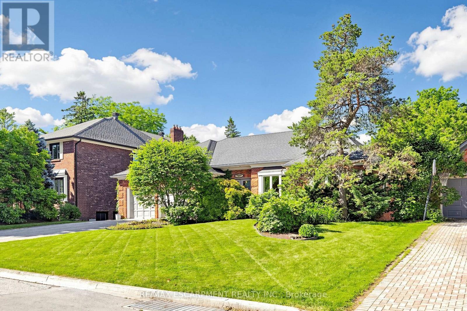 17 Flanders Drive, Hamilton, Ontario  L8B 0G6 - Photo 3 - X13489854